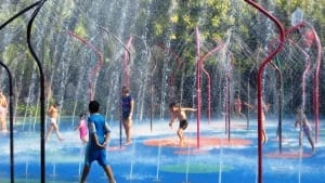 Hitzestress,Herz-Kreislauf-Erkrankungen,Bluthochdruck,Vorhofflimmern,Herzinfarkt,Hitzeerschöpfung,Hitzeschlag,Herzschutz,Hitzeprävention,Risikogruppen,Flüssigkeitshaushalt,Elektrolyte,Medikamentenanpassung,Verhaltenstipps,Abkühlung