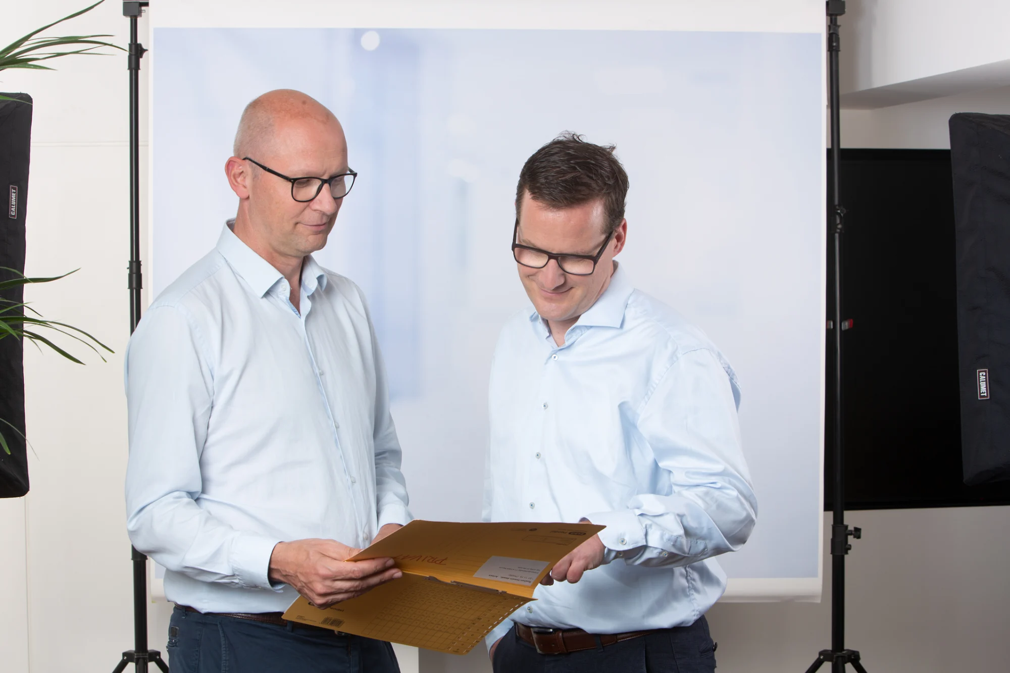 Zwei Männer diskutieren über Dokumente im Büro
