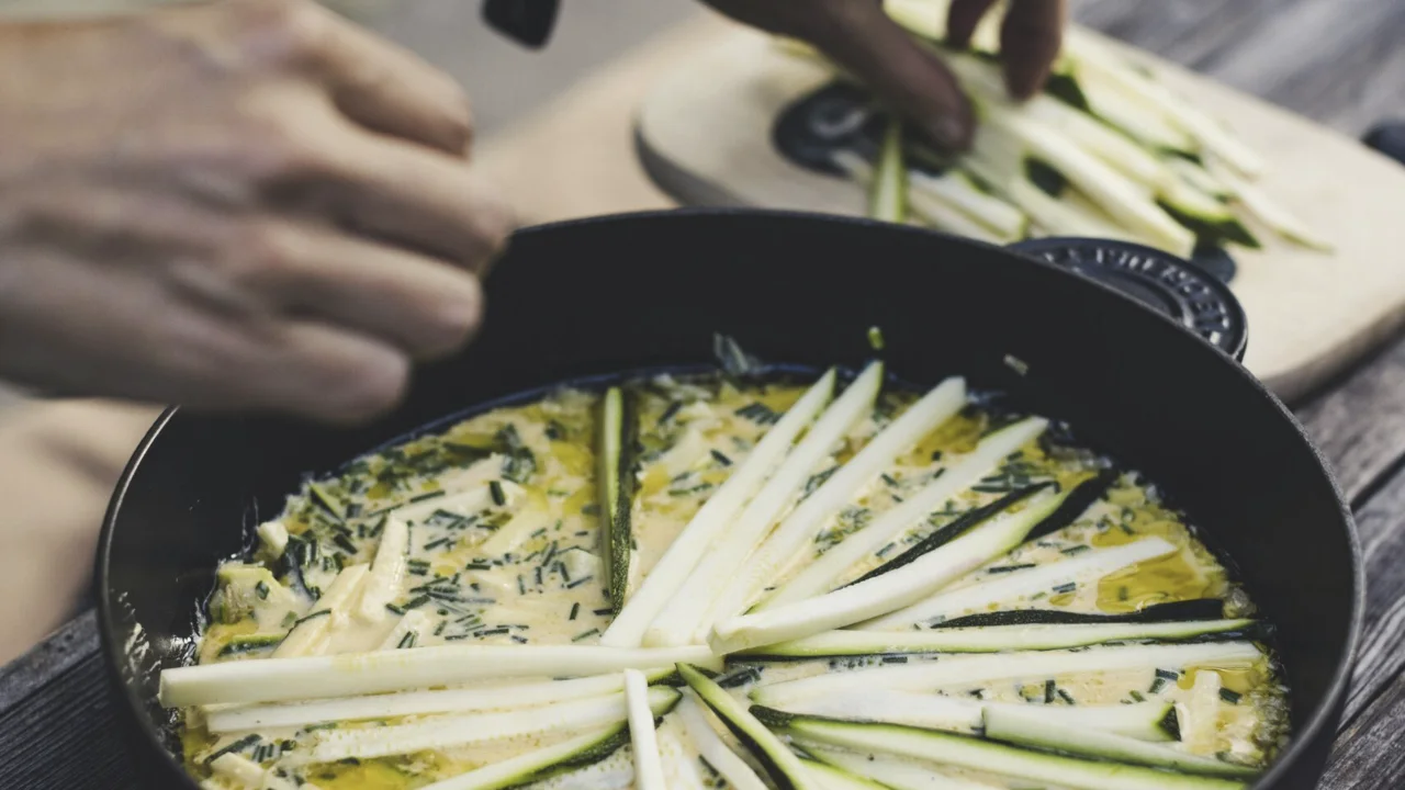 Zubereitung einer Zucchini-Frittata in Pfanne