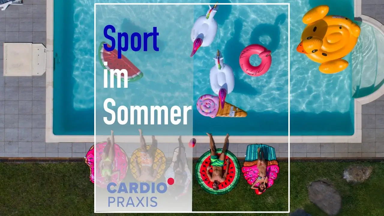 Luftansicht von Schwimmbad mit aufblasbaren Spielzeugen