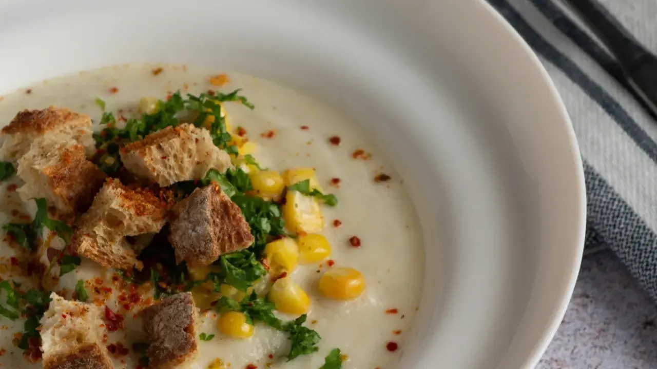 Suppe mit Mais, Croutons und Petersilie garniert: Eine wärmende, aromatische Suppe, die leicht verdaulich ist und wertvolle Nährstoffe liefert: ideal für einen ausgewogenen Start in den Tag oder als wohltuendes Abendgericht.