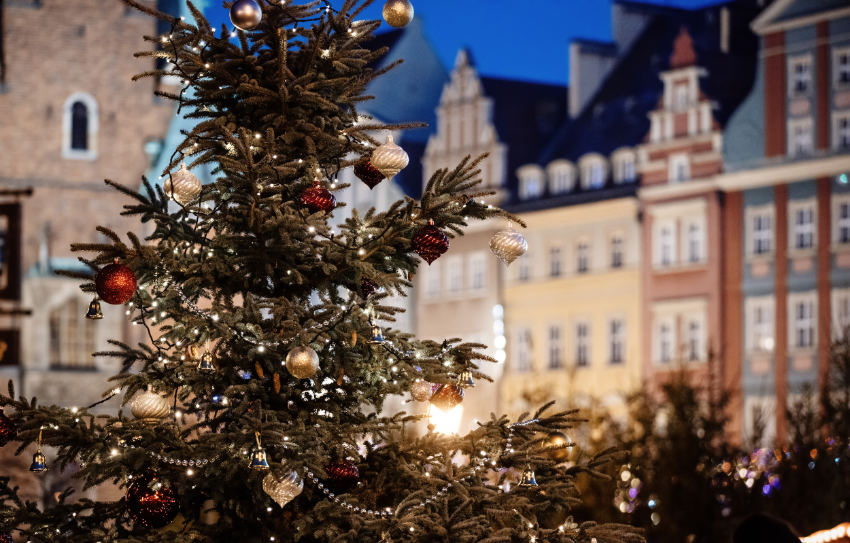 Weihnachtsbaum mit Lichtern in historischer Stadt