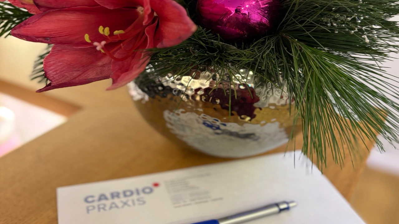 Blumenarrangement auf Tisch in Kardiologiepraxis