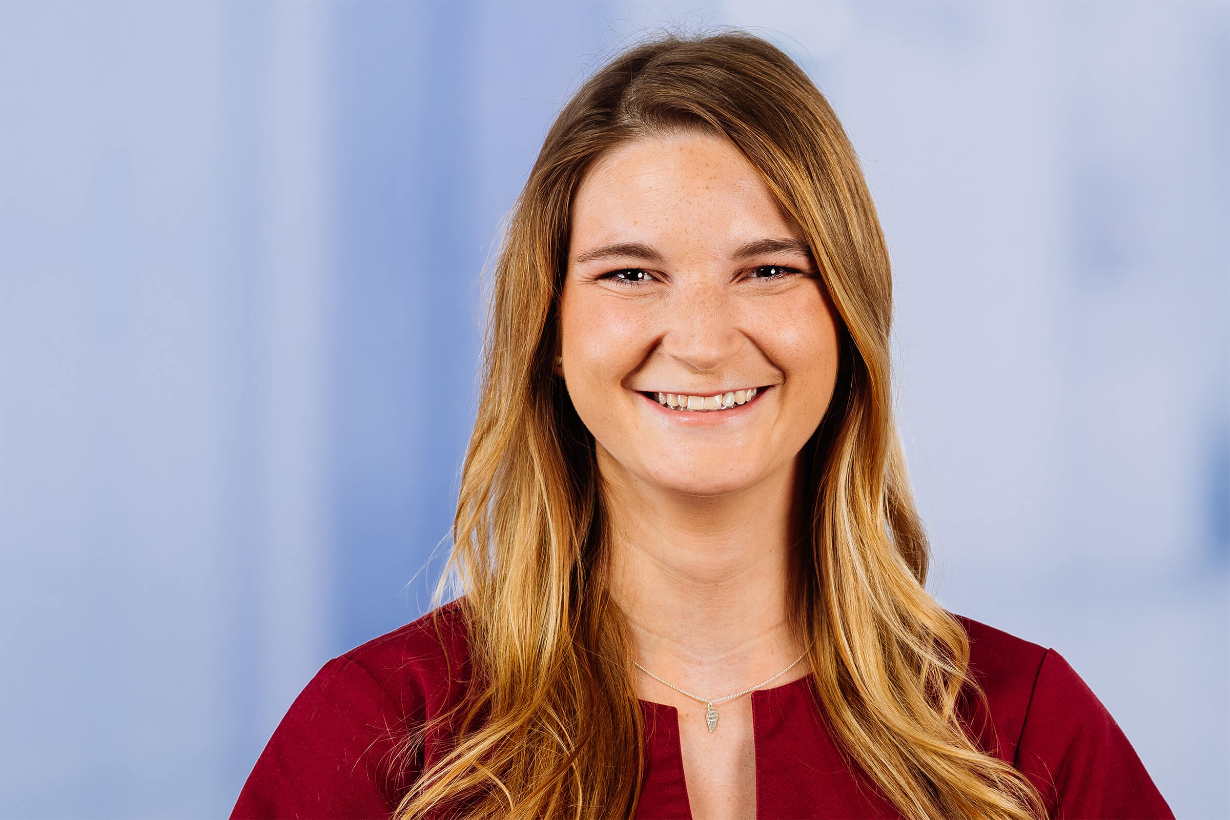 Lächelnde junge Frau in rotem Oberteil, Porträt