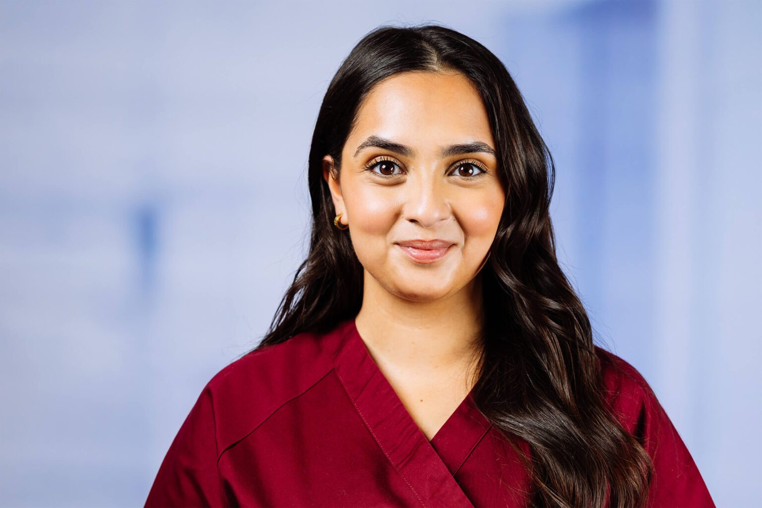 Junge Frau in roter Kleidung lächelt freundlich