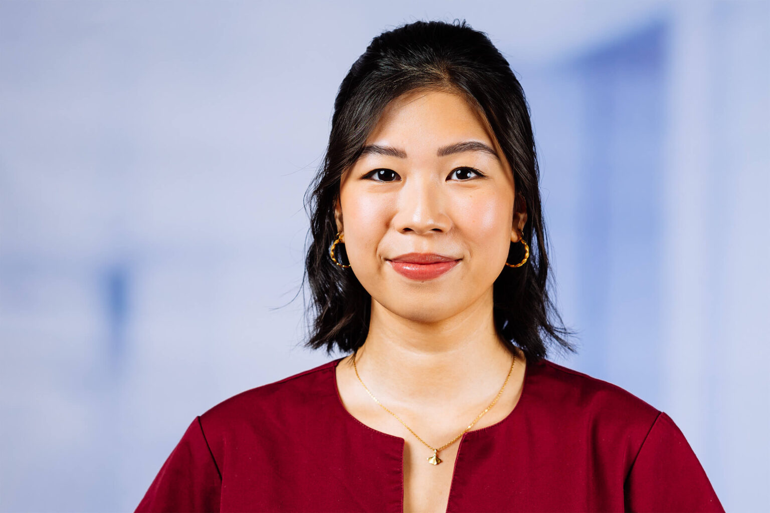 Lächelnde junge Frau in rotem Oberteil