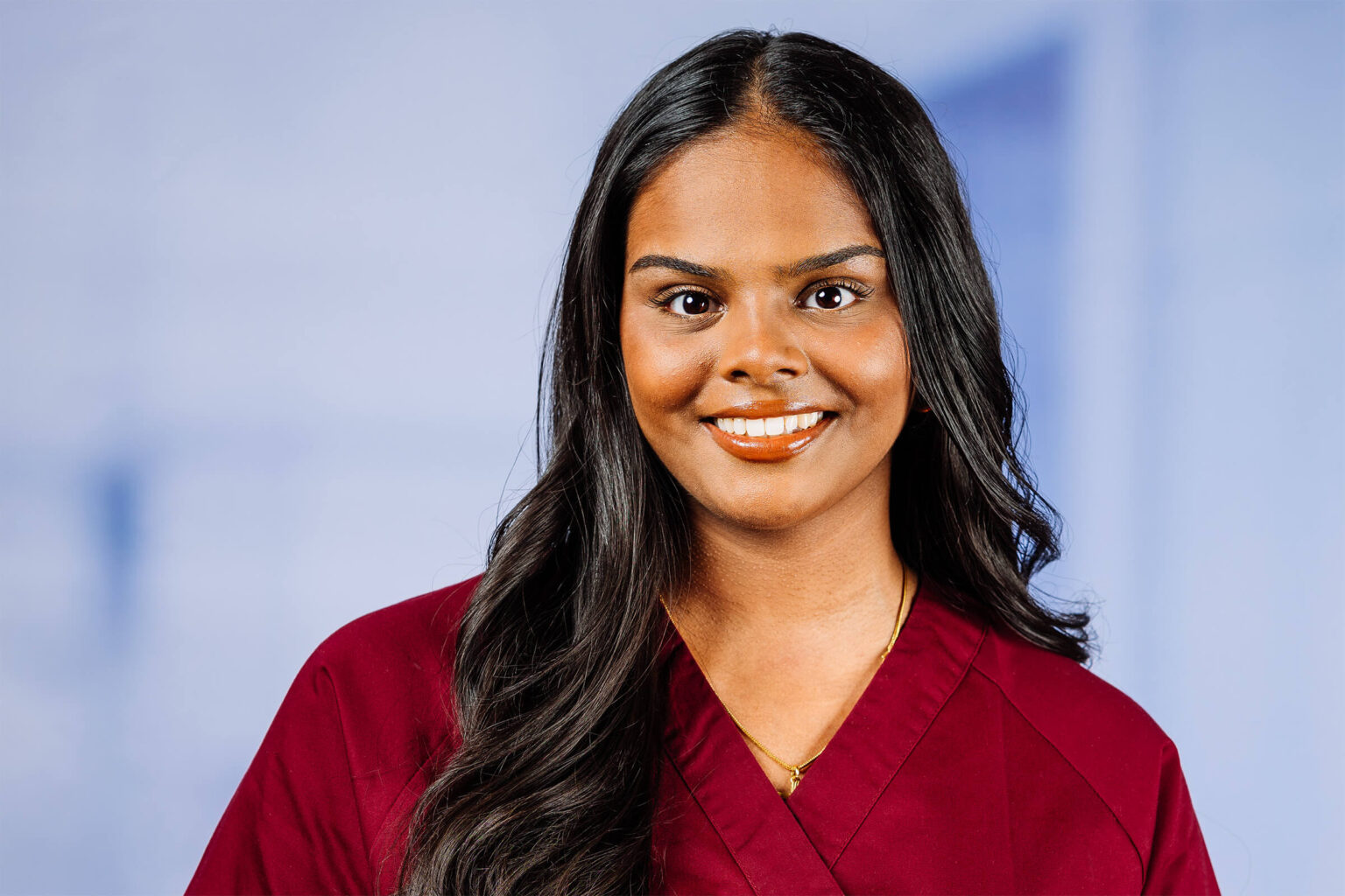 Lächelnde Frau in rotem Oberteil, Porträt