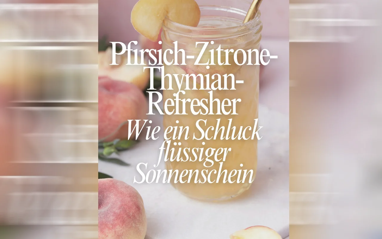 Pfirsich-Zitrone-Thymian-Drink im Glas mit Pfirsichen