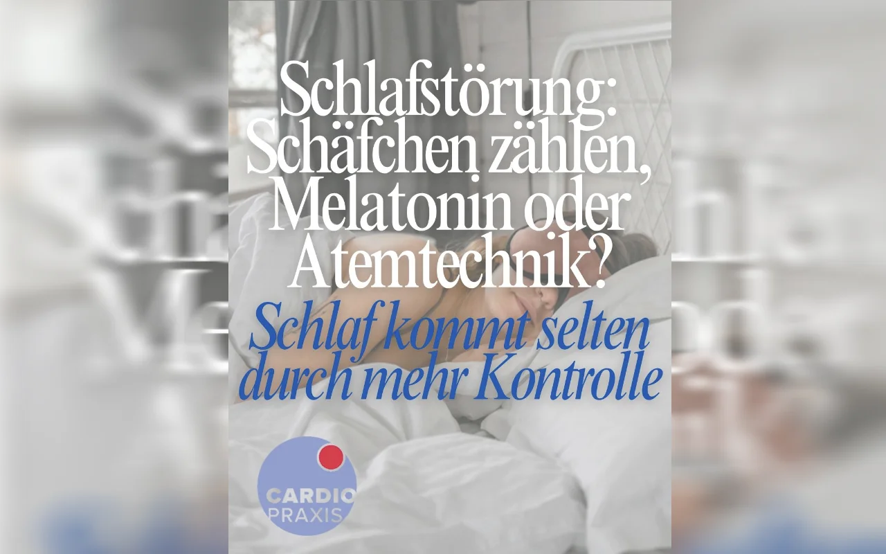 Frau schläft im Bett mit Text zu Schlafstörung